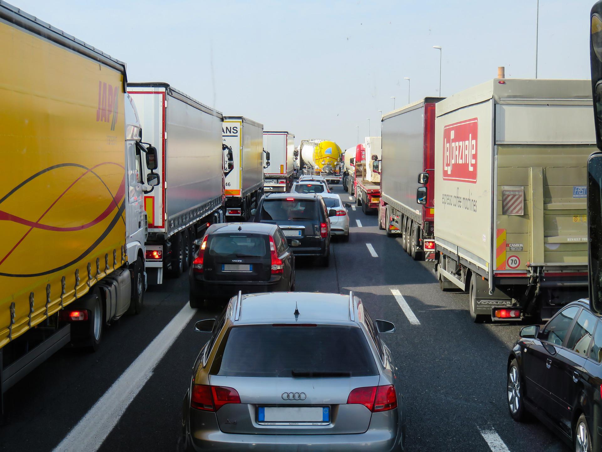 Jakie są mocne strony transportu drogowego?